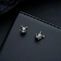 Vista macro de pendientes de animales en color gris metálico con grabados detallados - Pendientes de clip / Color gunmetal