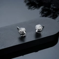 Primer plano detallado de pendientes de cabeza de águila con texturas de plumas - Pendientes Cabeza de Águila (X1024-A) / Plateado