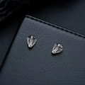 Vista detallada de pendientes de serpiente vintage con escamas y acabado en plata antigua - Clip de Oreja de Cabeza de Serpiente (X1026-C) / Plateado