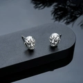 Detalle de pendientes de máscara de ópera en plata vintage con diseño tradicional - Stud aretes / Plateado