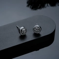Detalle macro de pendientes de máscara de joker gótico con acabado de plata envejecida - Pendientes de botón / Color gunmetal