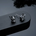 Vista detallada de los pendientes de rata con grabado de textura de pelo fino - Pendientes de botón / Color gunmetal