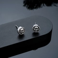 Detalle macro de pendientes de joker gótico en plata vintage con relieve - Pendientes de botón / Plata Antigua