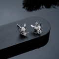 Detalle de pendientes de plata oxidada con grabado minucioso de ratón - Pendientes de botón / Plateado