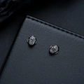 Detalle macro de pendientes de máscara negra retro que muestra relieve y textura mate - Pendientes de clip / Color gunmetal