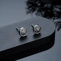 Vista macro de pendientes de plata con relieve de cabeza de león sobre fondo oscuro - Stud aretes / Color gunmetal
