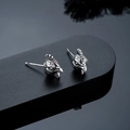 Dettaglio degli orecchini a perno a forma di gallo in argento vintage con incisioni - Orecchini a lobo / Argento