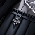 Macro-opname van 3D-ramskop hanger met gedetailleerde hoorns aan een zilveren ketting - Zwart