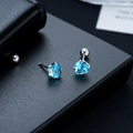 Dettaglio macro di orecchini a cuore con zircone blu chiaro e chiusura a vite sferica - Stile Blu (X1232-A)