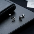 Vista macro de pendientes trébol de esmalte negro con cierre de rosca seguro - Plata (Pieza Única)