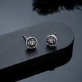 Primer plano de aretes de cabeza de león vintage con relieve detallado en plata envejecida - Stud aretes / Plateado