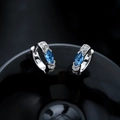 Dettaglio orecchini a cerchio in argento con zircone blu marquise e pietre bianche - Huggie Argento Strass Blu (X669-E)