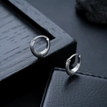 Orecchini a triangolo in argento lucido con classica chiusura a cerchio e riflesso metallico - Cerchio Scanalato Argento (X1049-A)