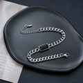 Detalle de pulsera de cadena de acero de titanio con piedra negra y cierre de langosta - Pulsera de Bloques Cuadrados (S539-A) / Plateado