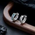 Dettaglio macro di orecchini a cerchio con zirconi blu cielo e filigrana traforata - Argento con Strass Bleu