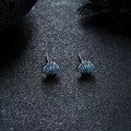 Dettaglio di piccoli orecchini a lobo a conchiglia blu con finitura argento - Coppia Blu