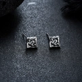 Makroaufnahme silberner quadratischer Ohrstecker mit Lavatextur und 3D-Relief-Design - X1058-A (Schlangen-Ohrstecker) / Schwarz