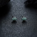 Vista dettagliata degli orecchini a forma di conchiglia con smalto verde e finitura argento - Coppia Verde