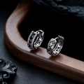 Vue macro de boucles d'oreilles huggie argentées avec pierres noires et fleurs - Strass Noir Noir de Fusil (X1062-E)