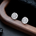 Primer plano de pendientes brújula de plata con circonitas y grabados de direcciones - Estilo Brújula Pave Diamante Imitación / Plateado