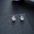 Dettaglio macro dell'orecchino a serpente in argento con zircone e occhio verde - Argento Strass Bianco
