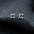Macro di orecchini a stella neri con pavé di cristalli su espositore in pelle - Nero
