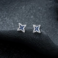 Dettaglio di orecchini a lobo a forma di stella in metallo argento con croce blu - Blu