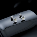 Gros plan de boucles d'oreilles marguerite en argent avec émail blanc et cœur jaune - 6mm Marguerite Pièce Unique (X4568-A)