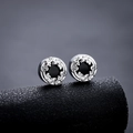 Dettaglio macro di orecchini a lobo in argento con pietra nera e motivi vintage incisi - Strass Nero (X874-B)