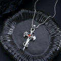 Dettaglio di un ciondolo a spada e serpente vintage con una pietra preziosa rossa - Croce di Serpente Zirconia Rossa (L1121-A)