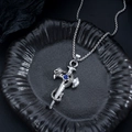 Dettaglio del ciondolo a spada gotica con serpente intagliato e gemma blu scuro - Croce di Serpente Zirconia Blu (L1121-B)
