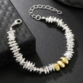 Minimalistisches Perlenarmband aus Silberscheiben mit Goldakzenten und Verschluss - Unregelmäßiges Perlenarmband (S553-A)