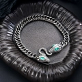 Nahaufnahme des Doppelschlangenkopf-Armbands mit grünen Augen und dicker Panzerkette - Retro-Schwarz (S550-A)