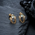 Pendientes de borla de acero de titanio dorado con piedra de luna y circonita sobre roca - Dorado