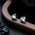 Pendientes de titanio negro minimalistas con circón brillante en vista macro - Strass Blanco con Estampado (Solo)