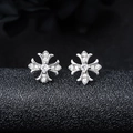 Zilveren fleur-de-lis kruis oorknopjes bezet met briljante witte zirkonia steentjes - X881-A (Witte Strass Kruis Oorknopje) 11MM