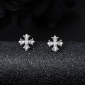 Gothische iris kruis oorbellen in zilveren afwerking met fonkelende zirkonia stenen - X881-F (Witte Strass Kruis Oorknopje) 7MM