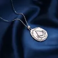 Halskette aus S925 Sterlingsilber mit Muschelanhänger auf blauem Seidenstoff - 925er Silber / Silber