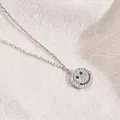 Collar de plata de ley S925 con cara sonriente y circonitas sobre fondo de tela blanca - Plata 925 / Oro Blanco