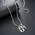Silberne Kreuz-Halskette mit funkelnden Steinen an einer gedrehten Kette - Silber