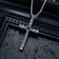Collier croix gothique avec pierre noire et motifs tête de mort sur chaîne argent - Croix de Crâne Gothique (L841-A)