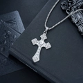 Collier croix argentée avec relief floral vintage et détail cœur sur chaîne box - Croix Relief Cœur Vintage (L843-A)