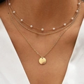 Collana multifilo dorata con perle bianche e pendente rotondo stile vintage - Stile a Disco con Perle Artificiali a 3 Strati / Oro