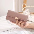 Gros plan du long portefeuille élégant en cuir rose poudré avec un fermoir feuille doré - Vieux rose