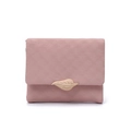 Dettaglio della trama in pelle PU rosa con fibbia metallica dorata a forma di foglia - Stile Fibbia in Metallo a Foglia (Texture Smerigliata) / Rosa
