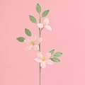Handgehäkelter Jasminstrauß mit rosa Blüten und grünen Blättern auf rosa Hintergrund - Hellrosa