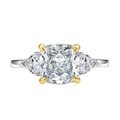 Drei-Steine-Ring mit Kissen-Schliff-Edelstein und gelbgoldenen Krallen auf Silberband - US 6 / Weißer Strass