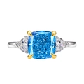Drei-Steine-Ring mit blauem Edelstein im Kissenschliff und birnenförmigen Diamanten - US 6 / Blauer Strass