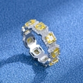 Ring mit gelben Smaragdschliff-Edelsteinen und weißem Diamant-Halo auf blauem Grund - US 6 / Zitrin-Farbe