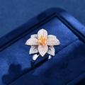 Anello a fiore di lusso in argento S925 con petali oro rosa e micropavé di zirconi - US 6 / Argento